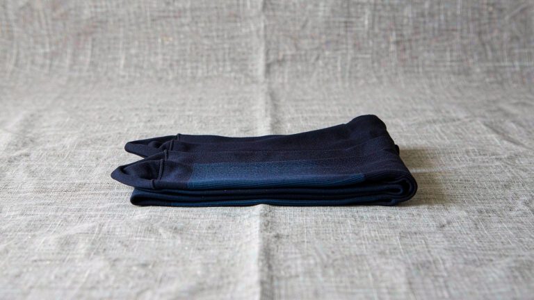 Best Compression Socks for Travel and Recovery (2026): mmHg, Grades, and Getting the Size Right