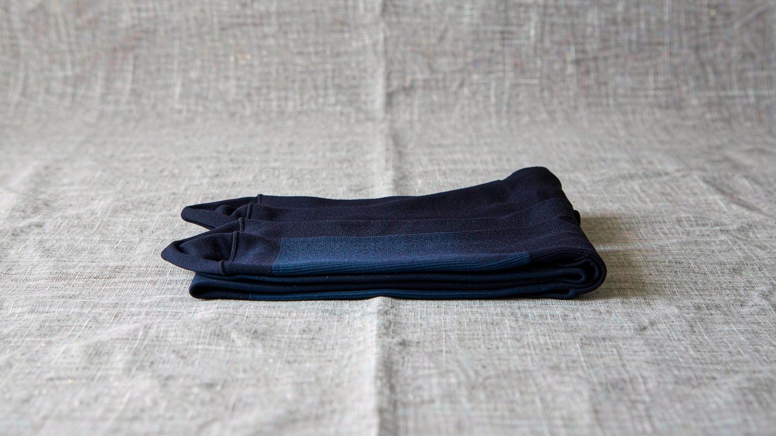 Best Compression Socks for Travel and Recovery (2026): mmHg, Grades, and Getting the Size Right